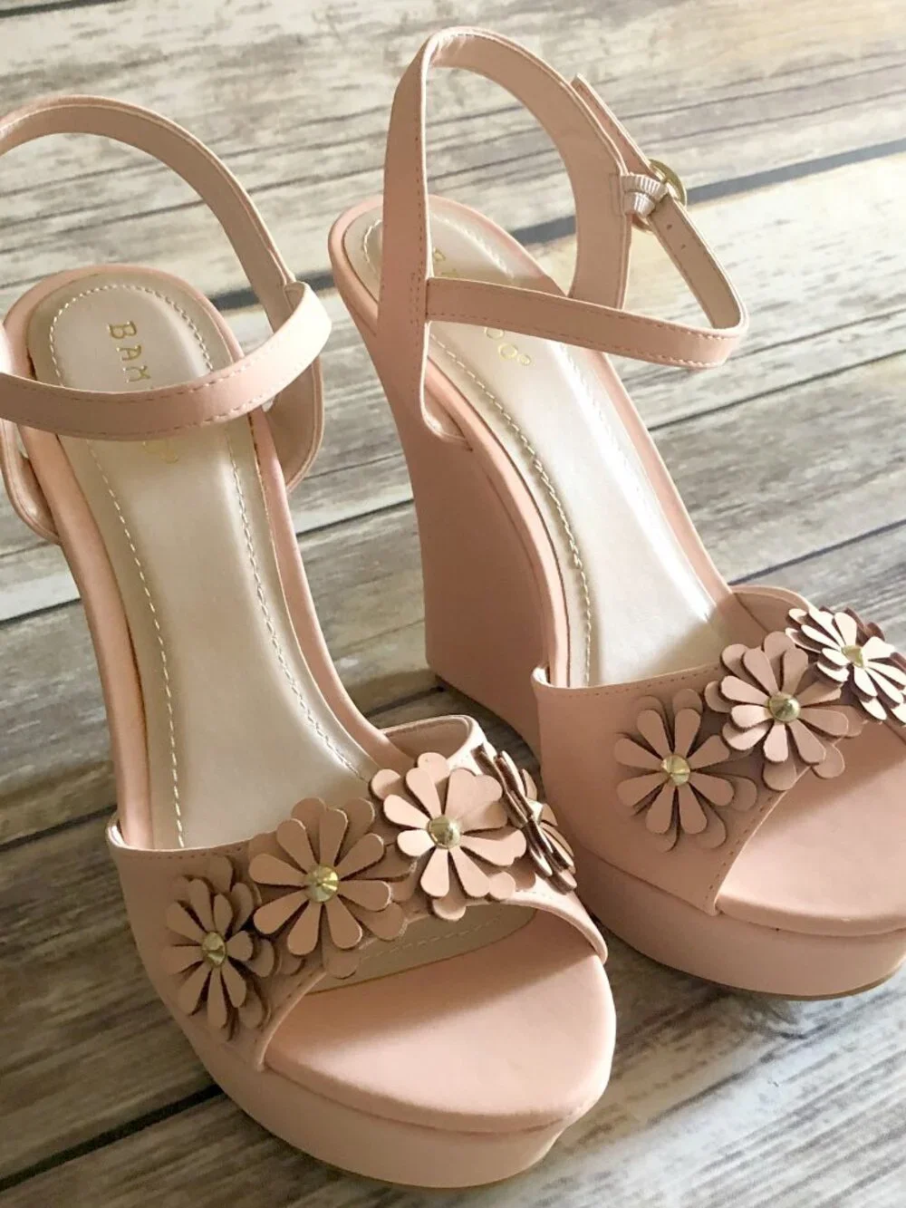 Retro ModCloth (Bamboo) Peach Wedge Sandals Size 9